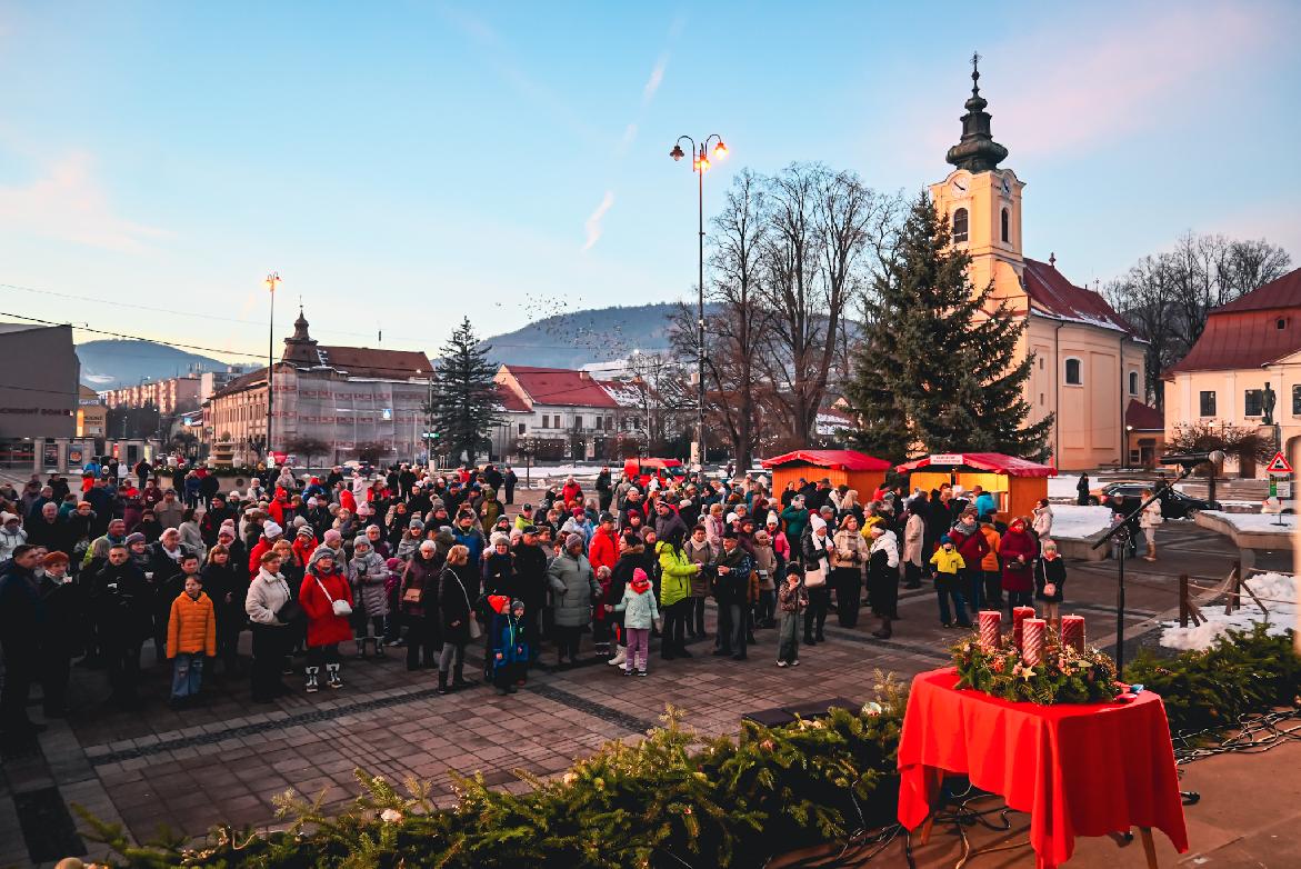 Brezno vstúpilo do adventného obdobia rozsvietením prvej sviece na námestí