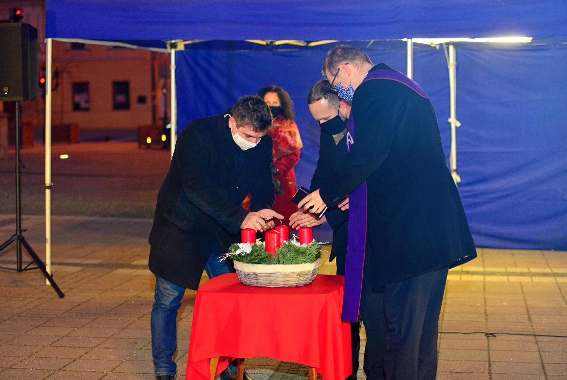 obr: Rozsvietenie prvej adventnej sviečky na námestí mohli ľudia sledovať online