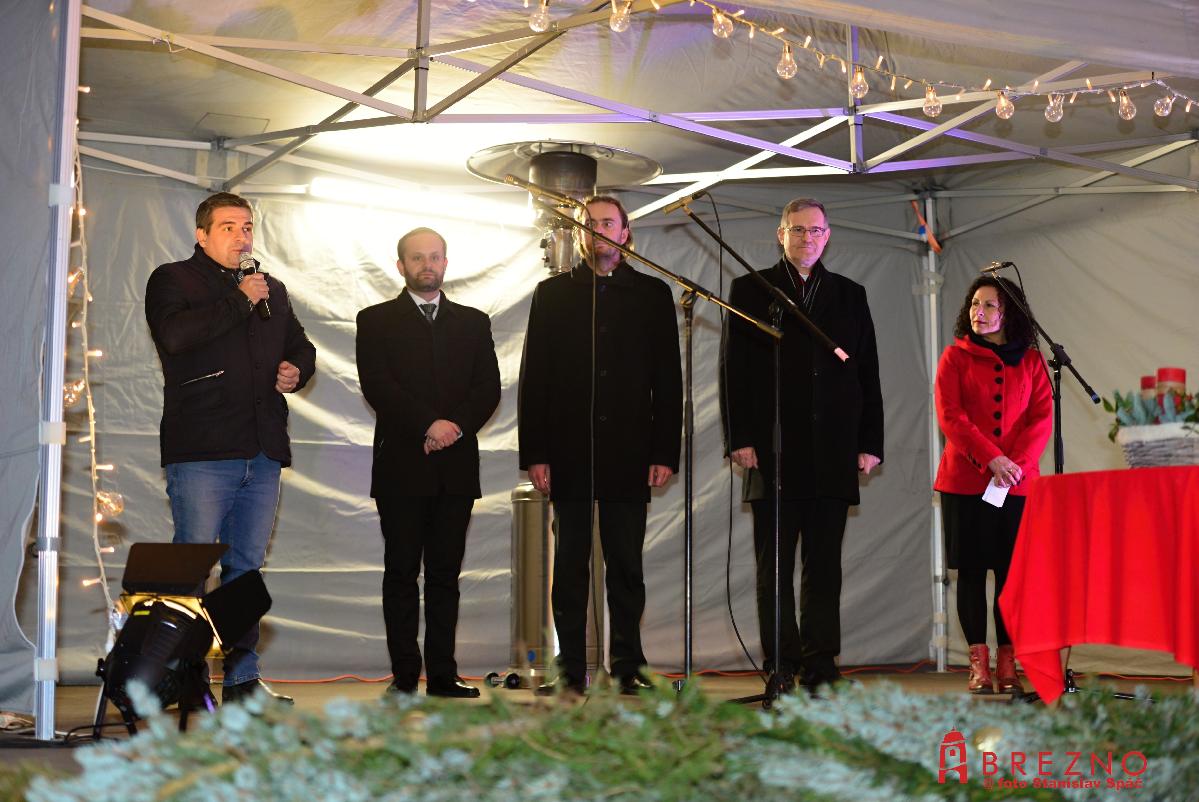 obr: Na námestí zapálili prvú adventnú sviečku
