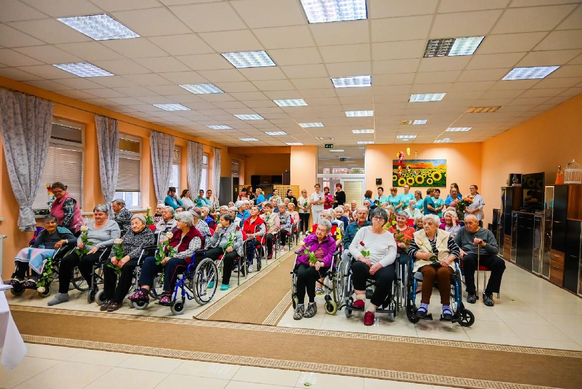 Seniori si pri príležitosti ich sviatku užili pekný deň plný úsmevu a dobrej nálady