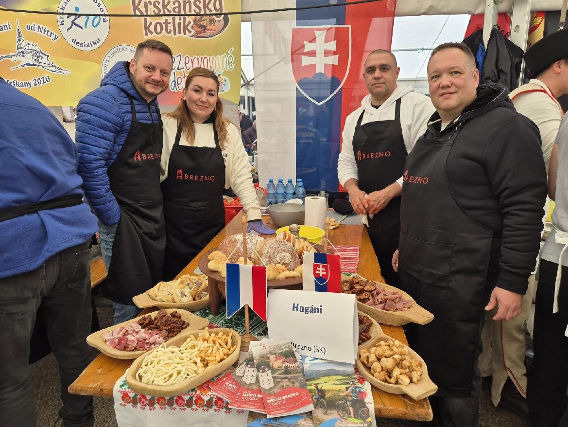 Na festivale v Báčskom Petrovci zástupcovia Brezna hrdo reprezentovali mesto a región Horehronie