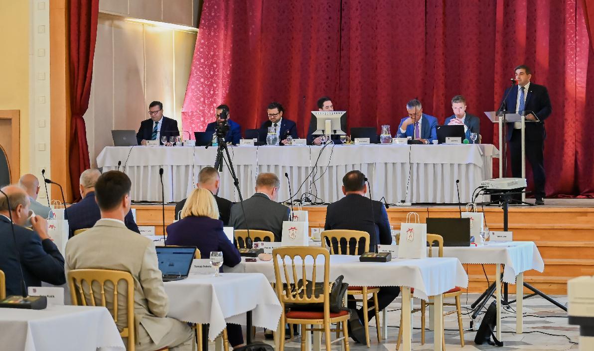 Výjazdové zasadnutie krajských poslancov sa konalo v Mestskom hoteli Ďumbier v Brezne