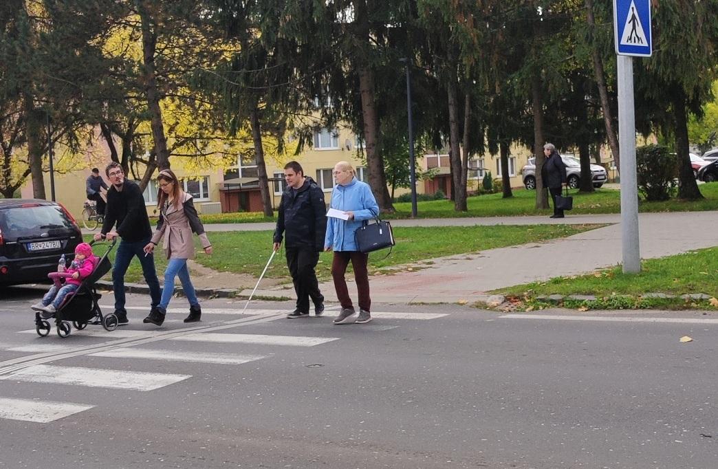 obr: Ohľaduplnosť vodičov voči nevidiacim preverovali aj na Ulici ČSA v Brezne
