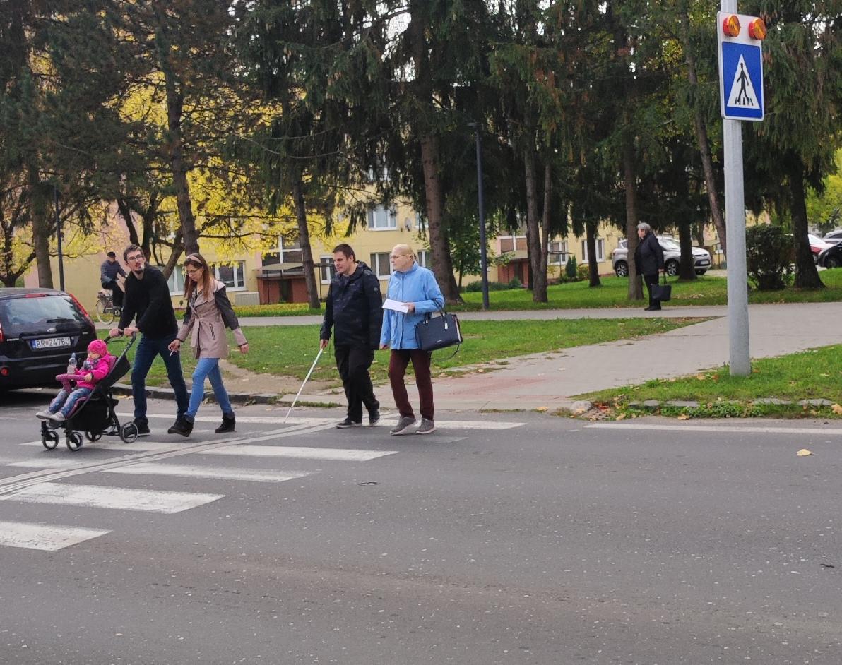 obr: Svetový deň bielej palice. Vodičov v Brezne zastavovali na Ulici ČSA