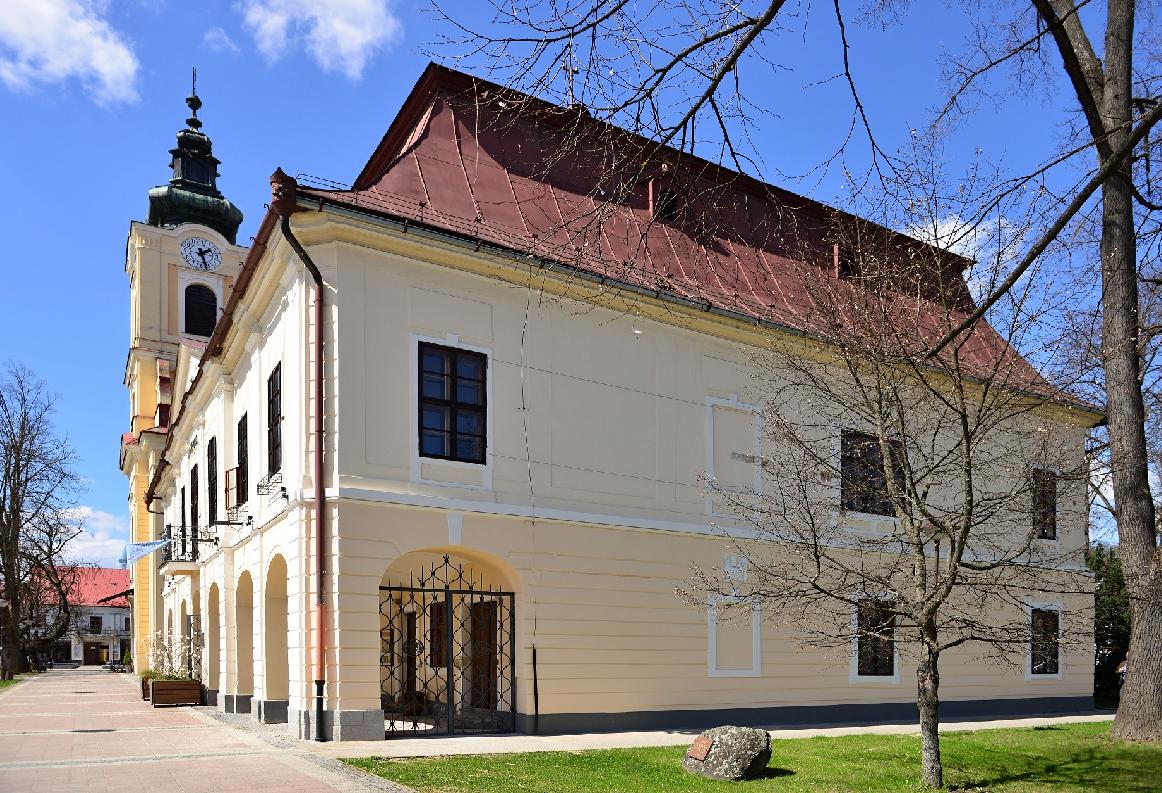 Breznianska samospráva obnovila poškodenú fasádu  z východnej strany historickej radnice