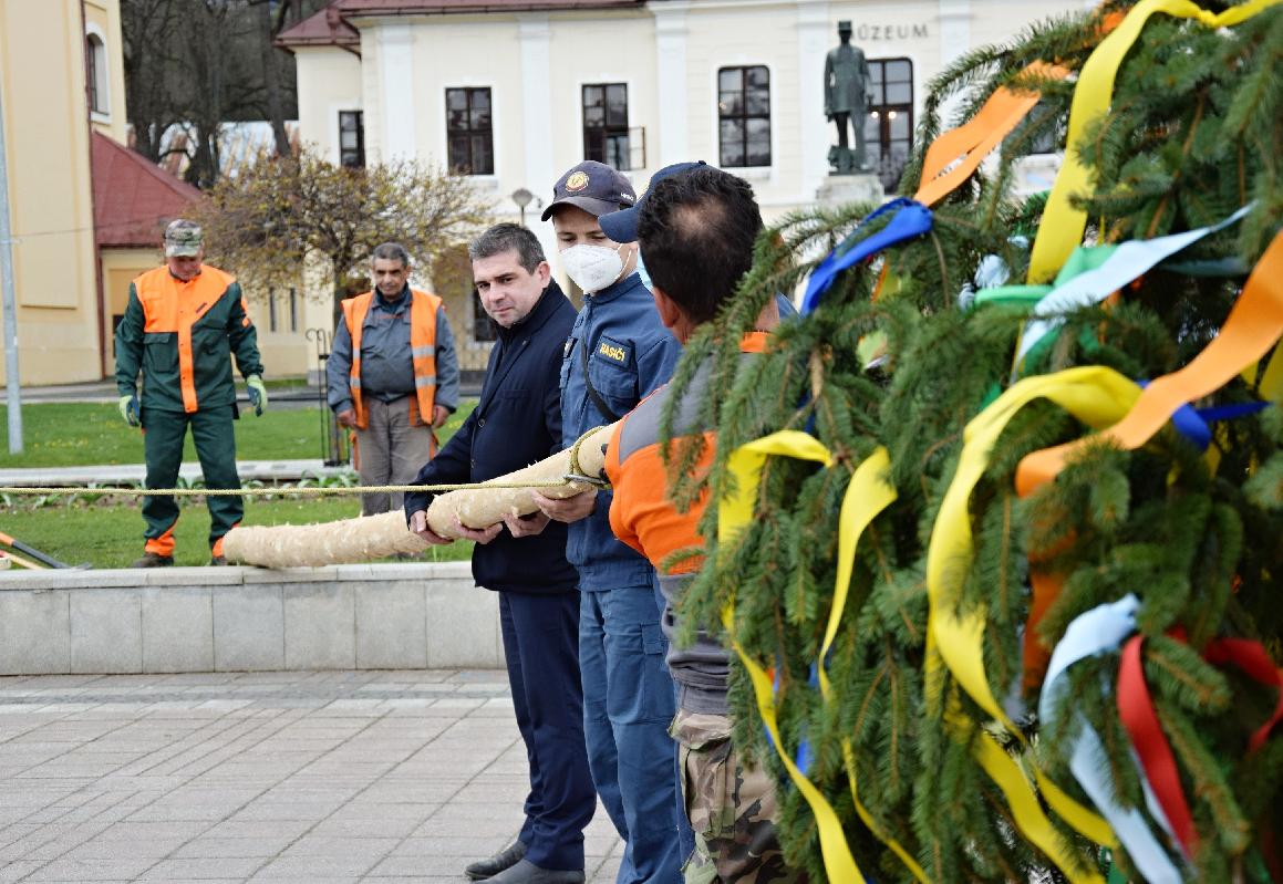 obr: Námestie už zdobí máj