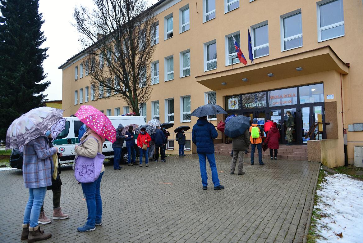 obr: Od pondelka otvorili školy aj v okrese Brezno. Podmienkou však je pravidelné testovanie