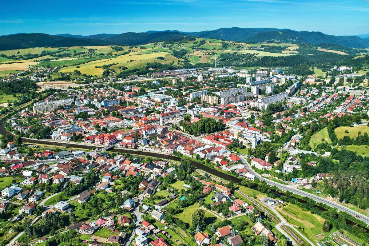 obr: Osmičkový rok priniesol zbúranie domu hrôzy, nové cesty a chodníky aj brezniansku kalváriu 