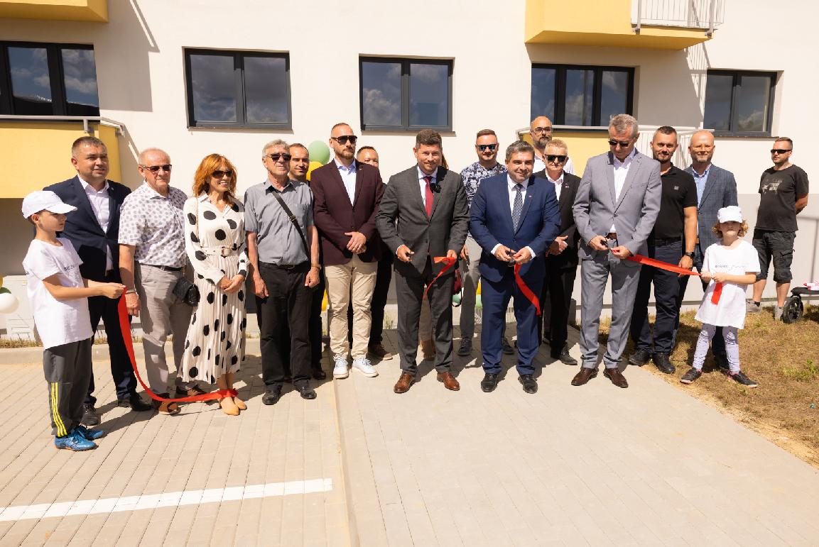 Nový domov, nové začiatky. Mesto Brezno slávnostne odovzdalo nájomný dom pre 96 rodín