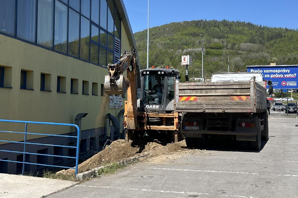 obr: Mesto dokončuje chýbajúci úsek chodníka pri Aréne