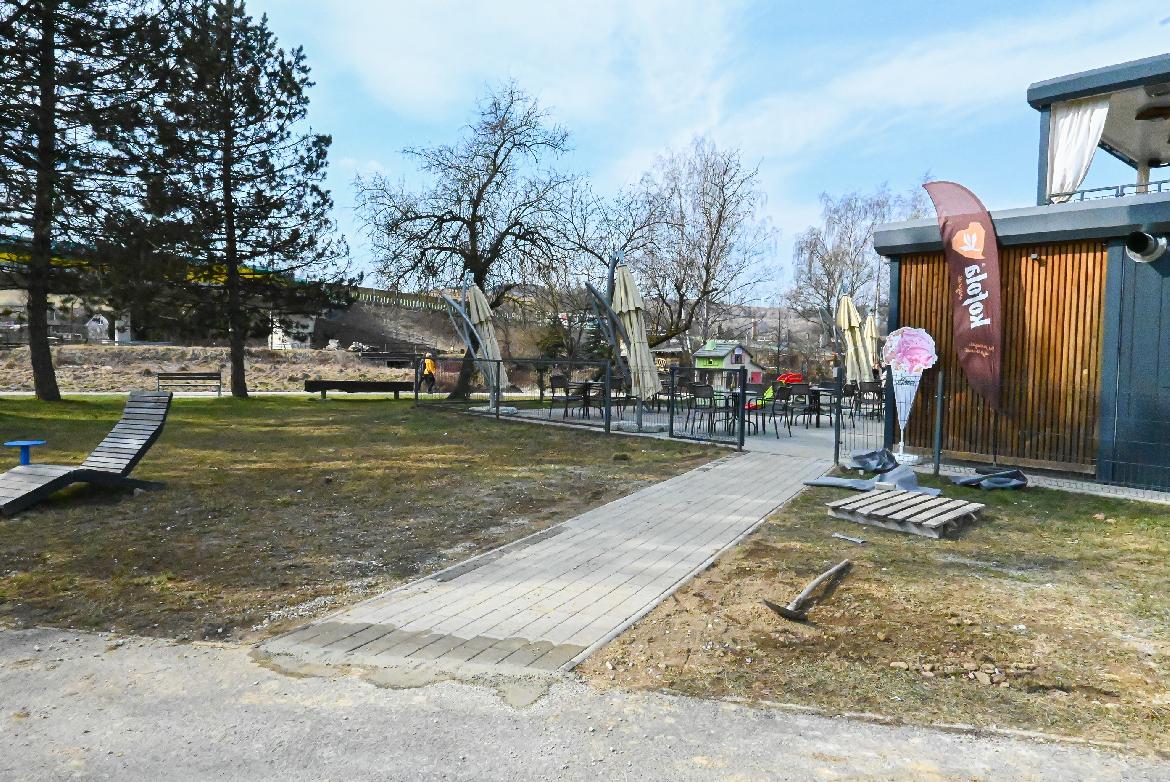 Nové chodníky na nábreží Hrona spájajú cyklotrasu s ihriskami a športoviskami