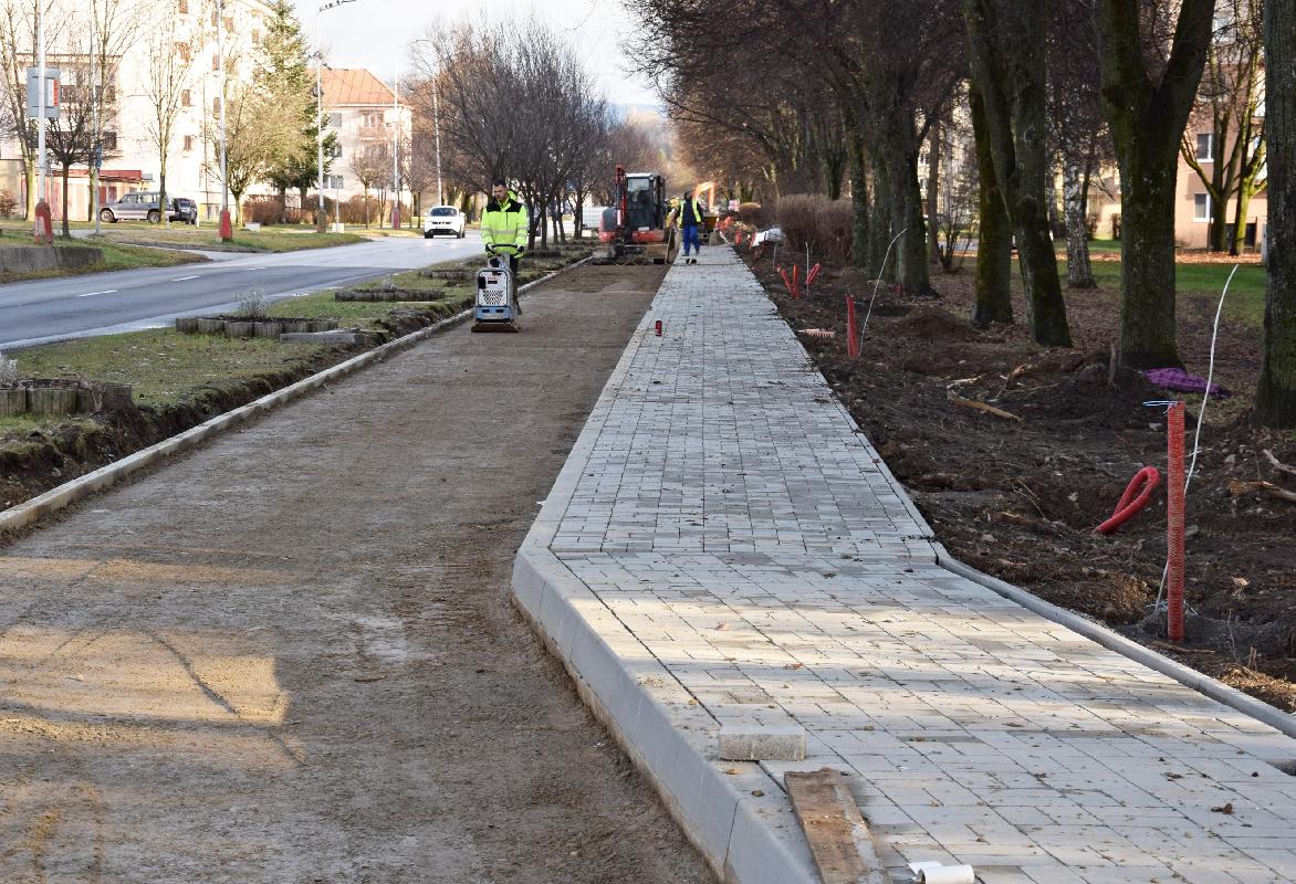 obr: Niektoré chodníky v Brezne prechádzajú výraznou obnovou. Slúžiť budú pre chodcov aj cyklistov