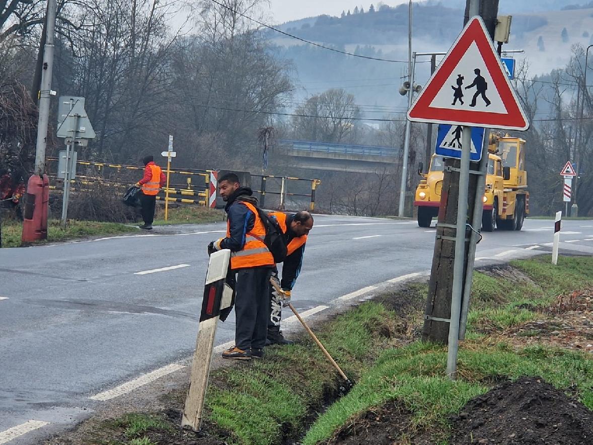 obr: Technické služby čistili vstupy do mesta