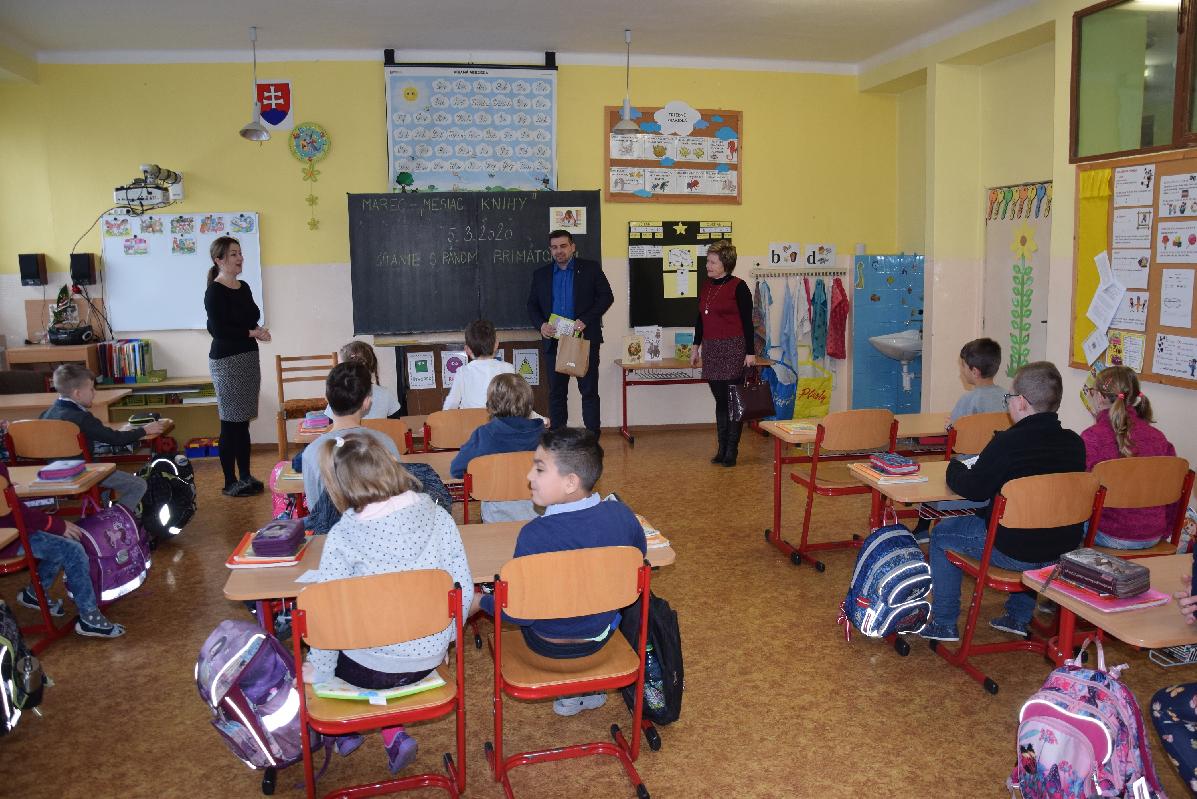 Koronavírus narušil aj tradičné čítanie detí s primátorom