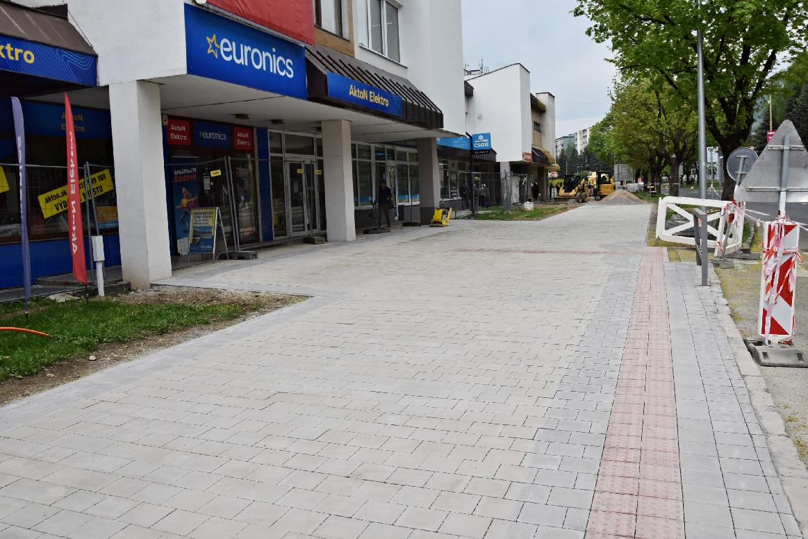 obr: Mesto Brezno buduje nové chodníky pre peších aj cyklistov