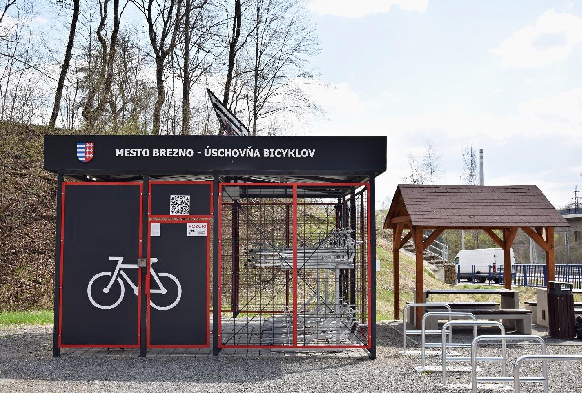 obr: Breznianski cyklisti už môžu využívať nové cykloprístrešky