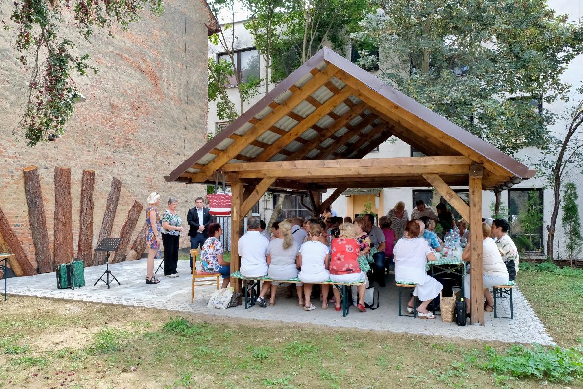 Seniori z Prameňa sa opäť začínajú venovať aktivitám, zatiaľ len v priestoroch záhrady