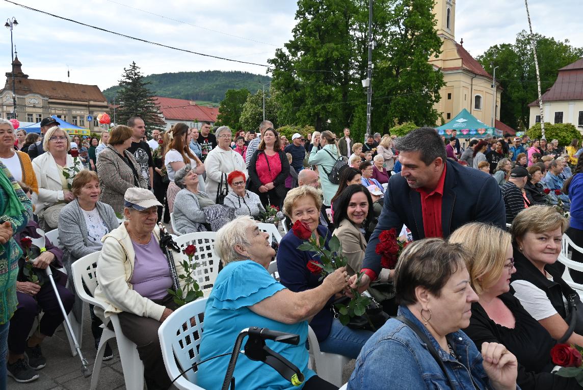 Pri príležitosti Dňa matiek mesto pripravilo na námestí pestrý kultúrno-zábavný program