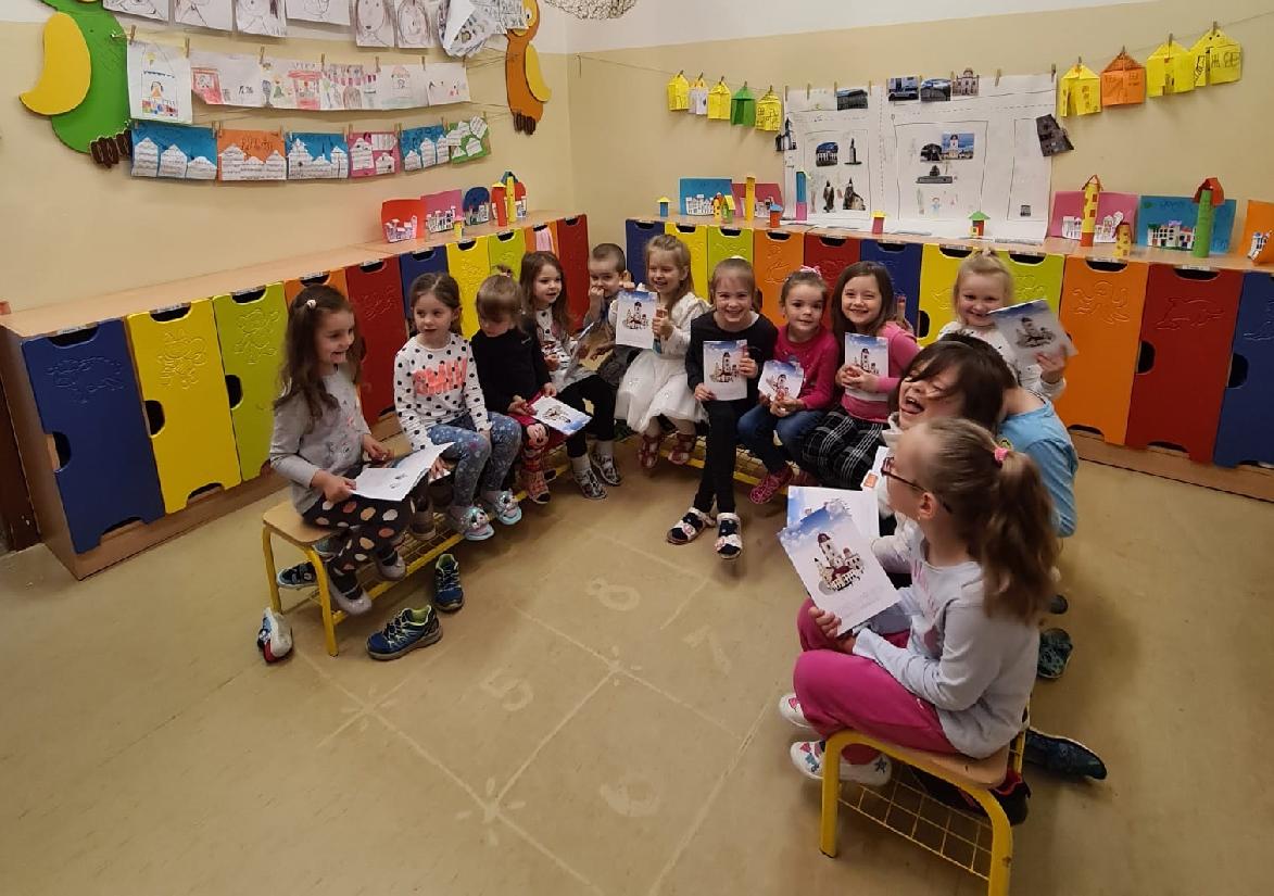 obr: Deti z Materskej školy Drobček spoznávali mesto, v ktorom žijú