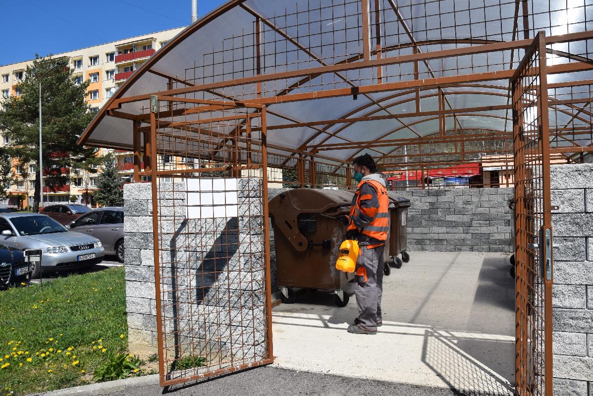 obr: Technické služby dezinfikovali kontajnerové stojiská a smetné nádoby