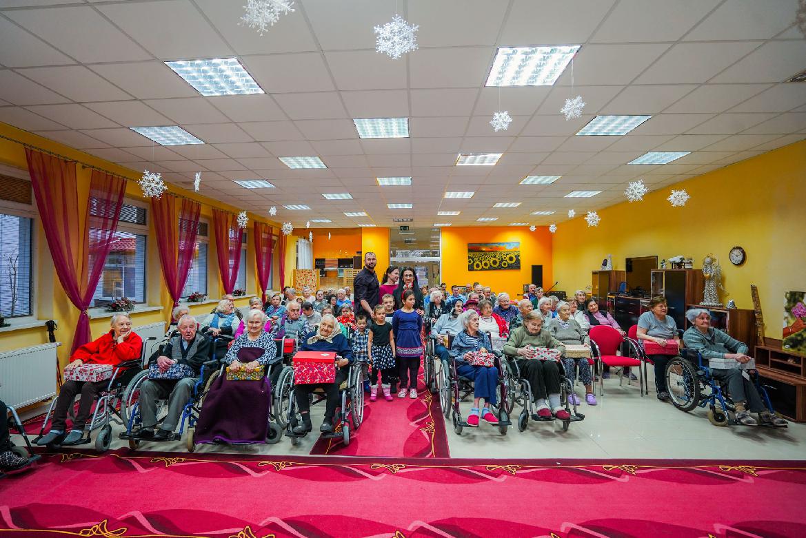 Na Vianoce sa už pripravujú aj seniori z Luny. V piatok trinásteho sa potešili darčekom od úplne cudzích ľudí