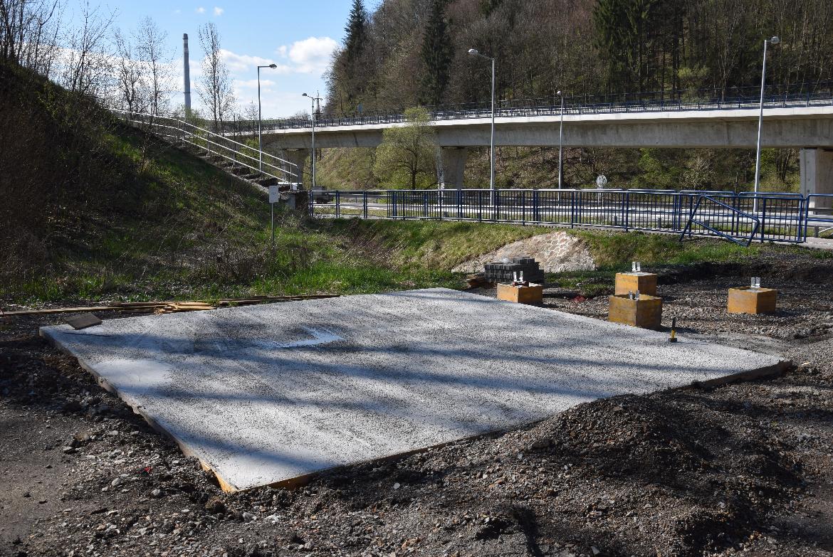 Mesto začalo s výstavbou cykloprístreškov