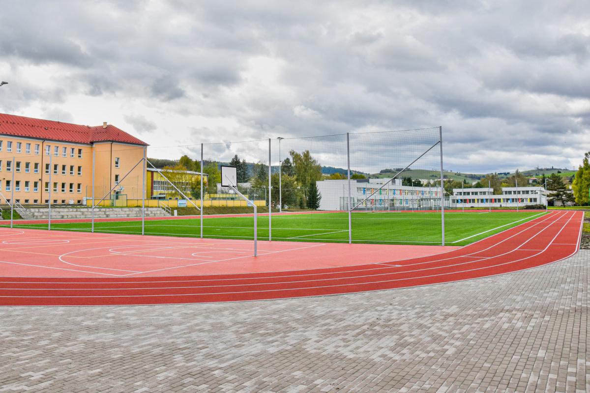 obr: V Brezne otvorili Športový areál Milutína Černáka 