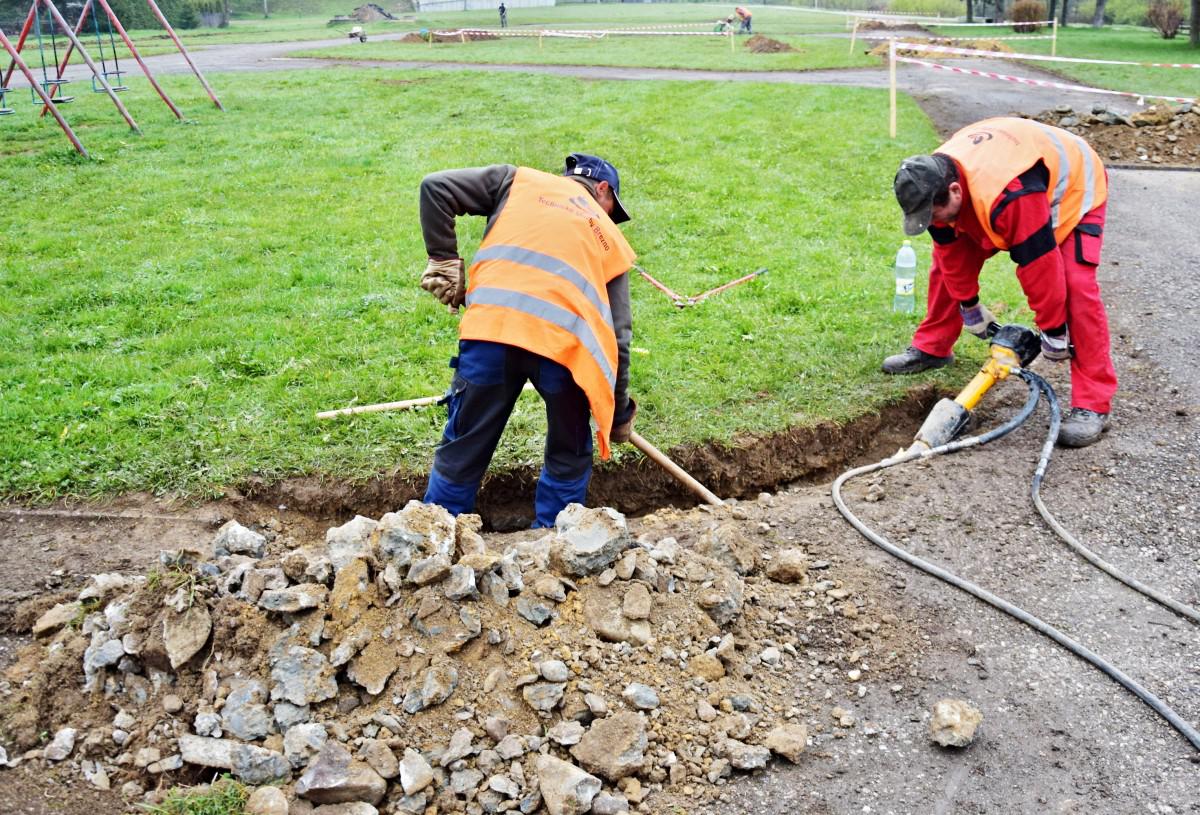 obr: Mesto na nábreží Hrona buduje modernú oddychovú zónu. Svojmu účelu bude slúžiť aj dopravné ihrisko