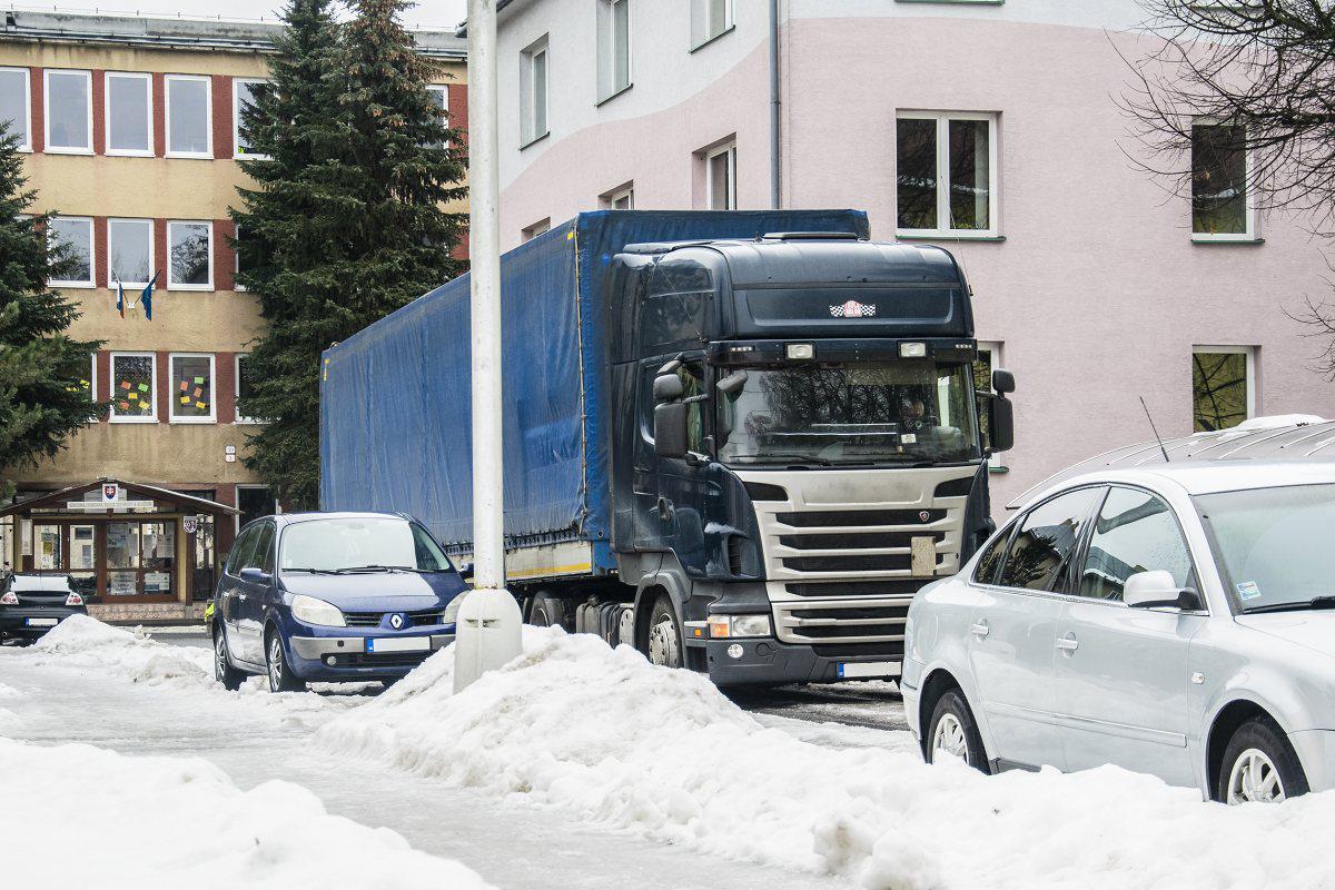 Vodiči nákladných vozidiel nad 3,5 tony pozor! Na parkovanie využívajte plochy na to určené