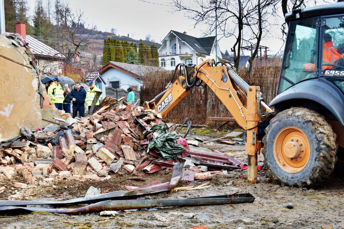obr: V Brezne zbúrali prvý dom s neprispôsobivými obyvateľmi