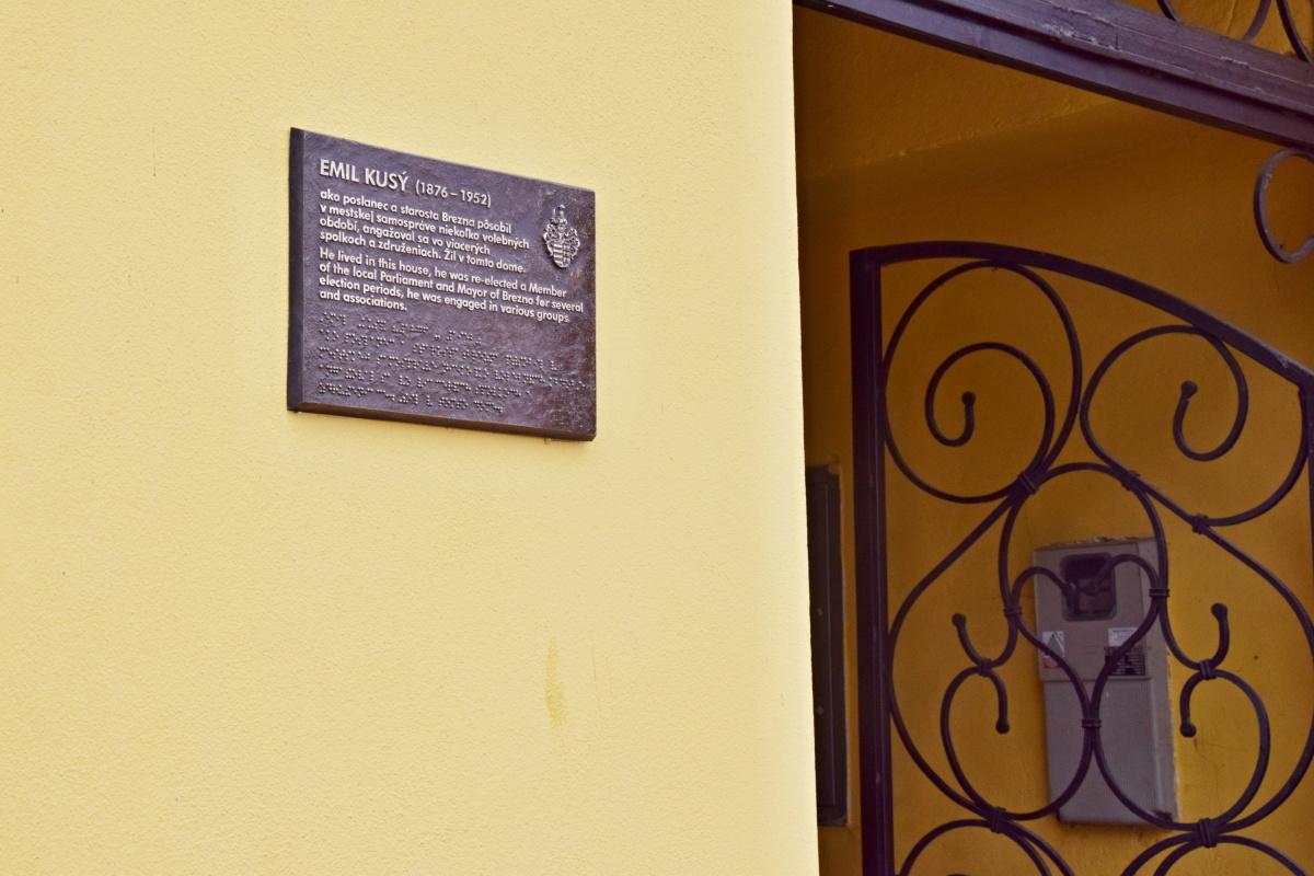 Na historických budovách v Brezne pribudli pamätné tabule venované Jánovi Čipkayovi a Emilovi Kusému