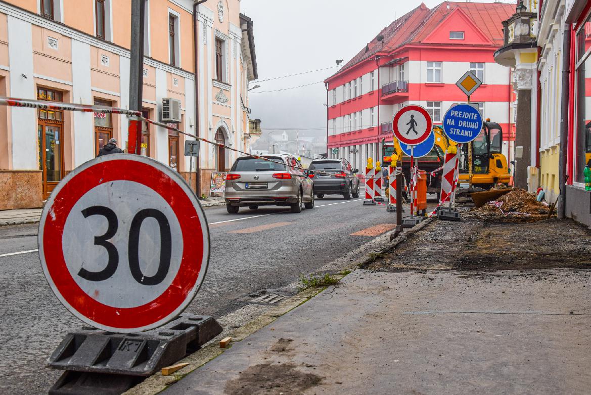 obr: Opravujú chodník na Kuzmányho ulici