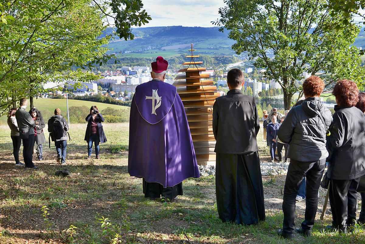 Brezniansku kalváriu otvorili a požehnali aj za výdatnej účasti verejnosti 