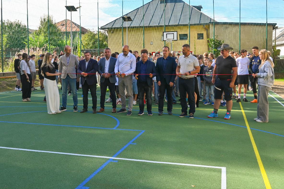 obr: Gymnázium v Brezne má nové školské ihrisko. Slúžiť bude študentom aj verejnosti