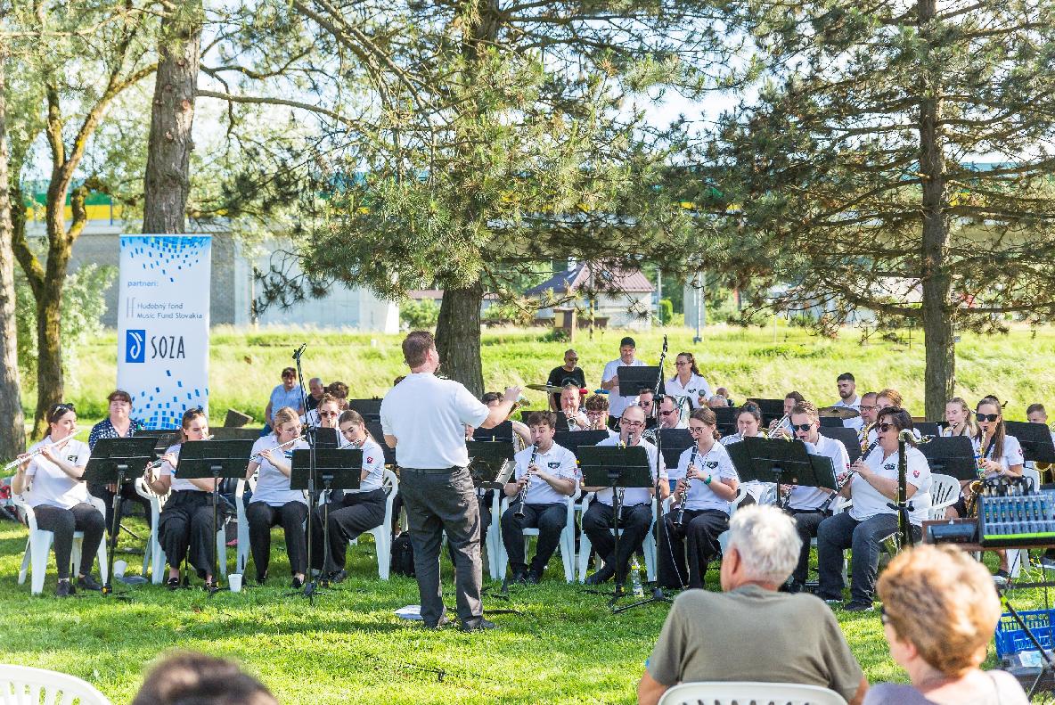 obr: Na nábreží Hrona bolo v sobotu veselo. O skvelú zábavu sa postaral Dychový orchester Brezno