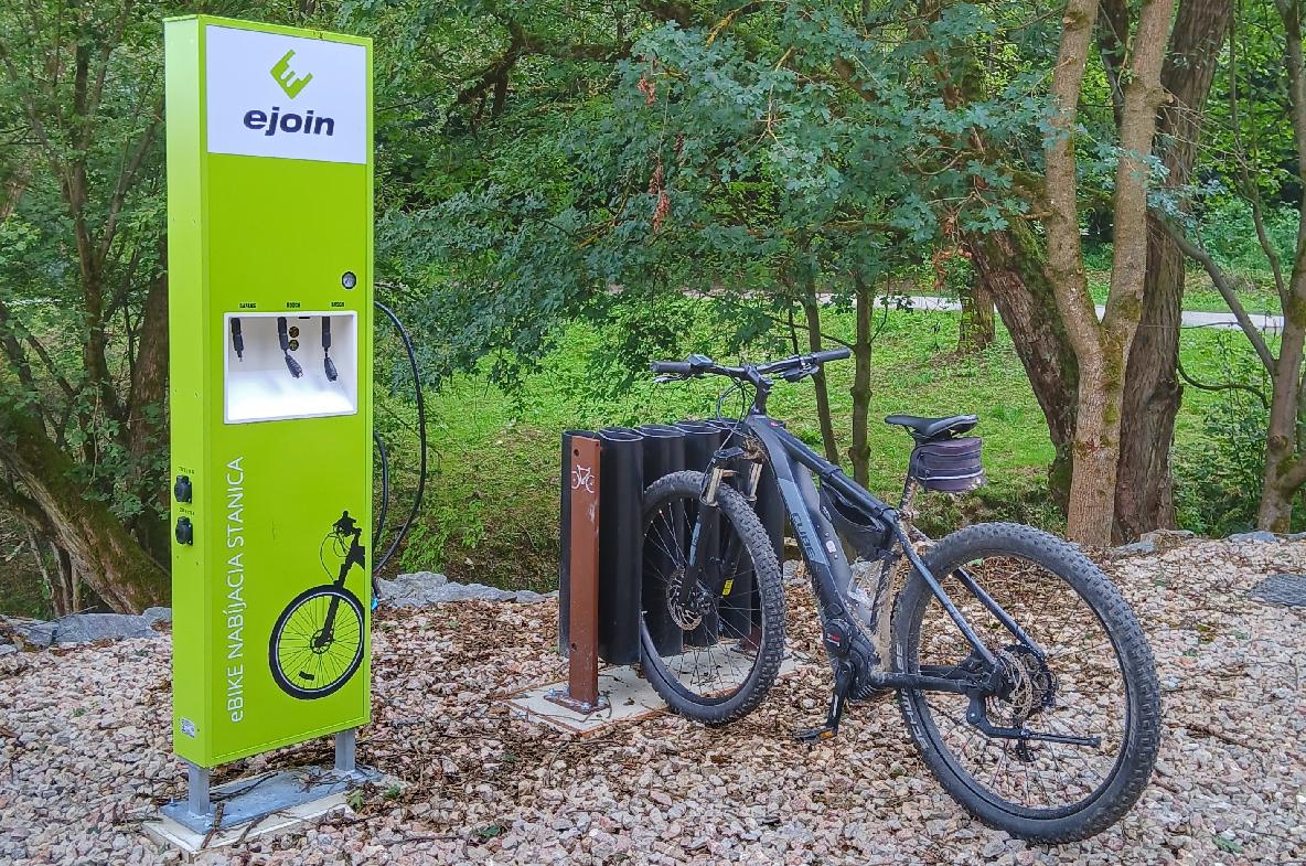 obr: Na výstupovej trase k vyhliadkovej veži pribudla elektronabíjačka
