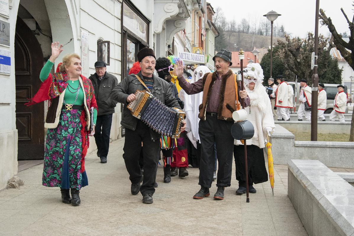 obr: Fašiangy v Brezne. O zábavu na námestí sa postarajú seniori z Prameňa a ľudovka Mostáru