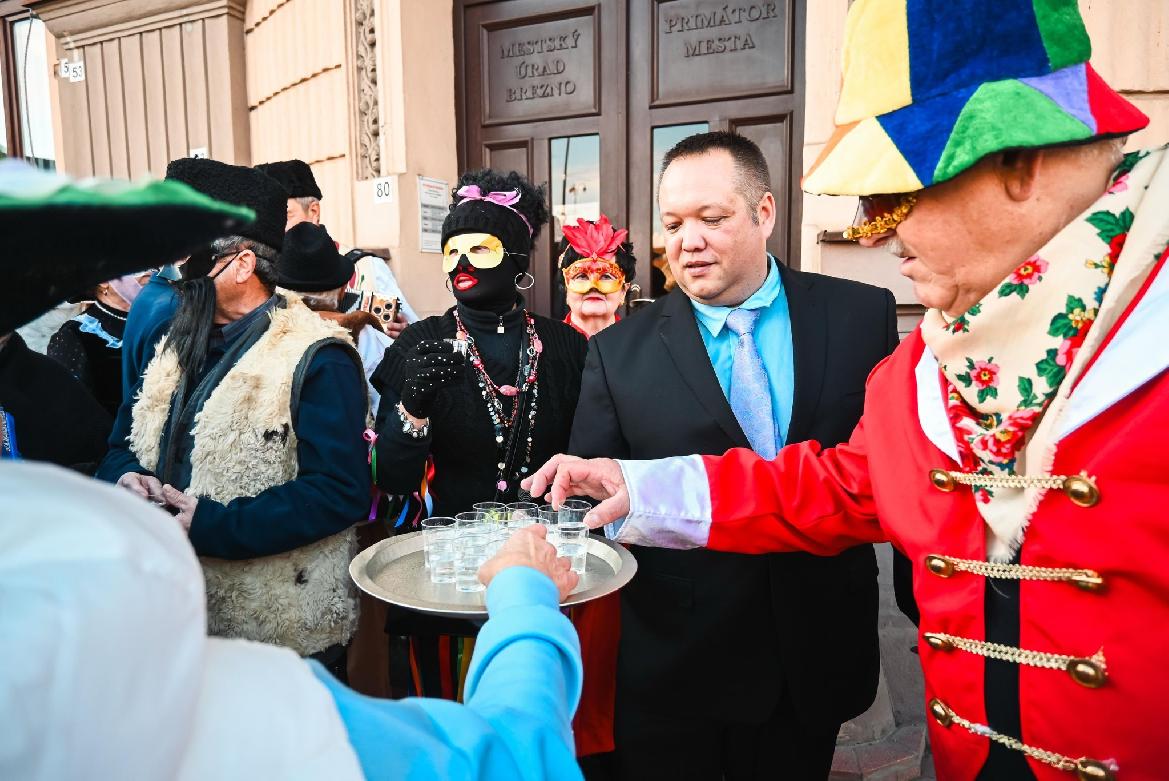 obr: Fašiangy v Brezne. O skvelú náladu sa postarajú seniori z Prameňa a folklórny súbor Kýčera