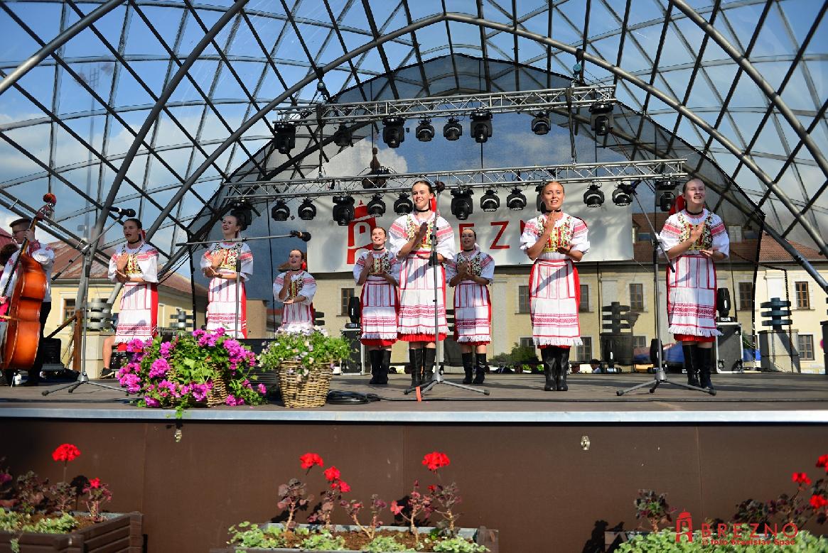 Na folklórnu nôtu to roztočilo Šťastné detstvo