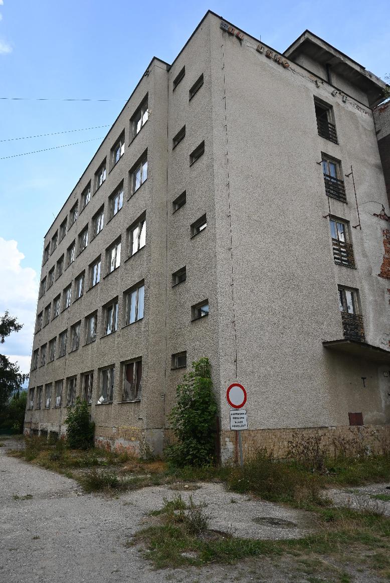 obr: Mesto prevzalo do majetku bývalý učňovský internát a zničený areál pri plavárni chce zrevitalizovať