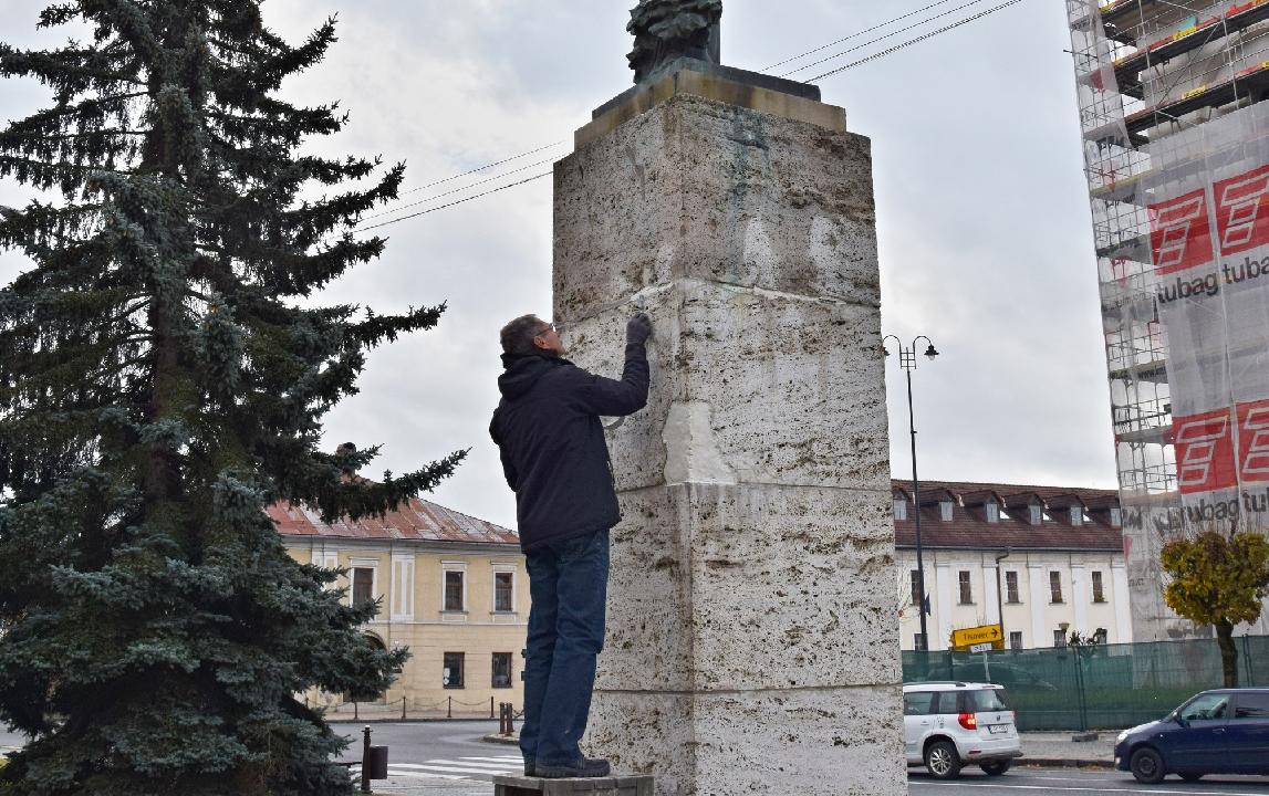 obr: Mesto obnovuje sochu gen. M. R. Štefánika
