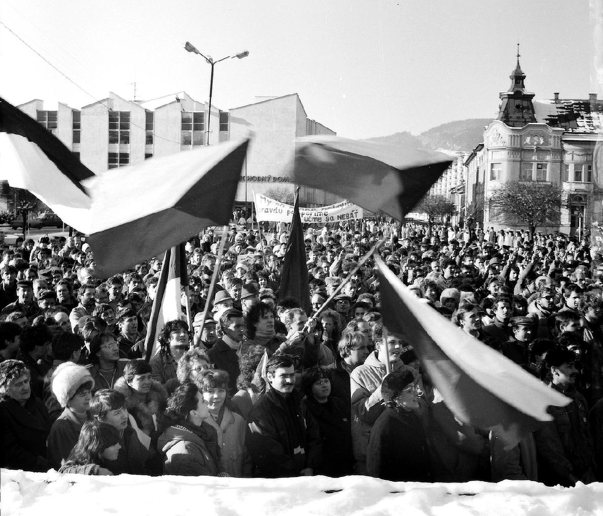 Spomienky na november 1989. Kľúčmi štrngali aj na námestí v Brezne