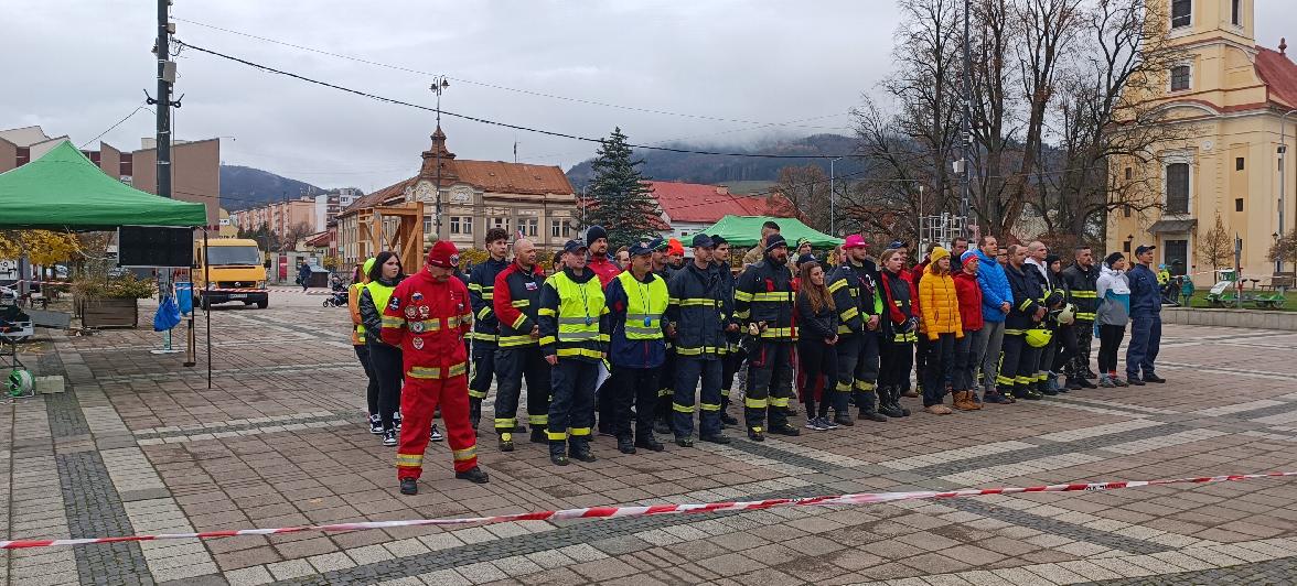 obr: Profesionálni jednotlivci, ale aj dobrovoľní hasiči zo Slovenska a Čiech si zmerali sily na námestí