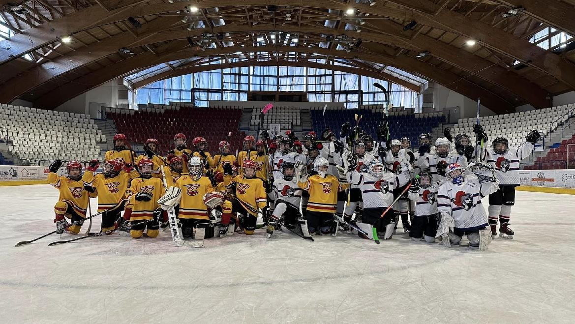 obr: Počas Vianoc zavítali do Brezna hokejisti z Meudonu, ktorých okrem zápasov čakal pestrý program