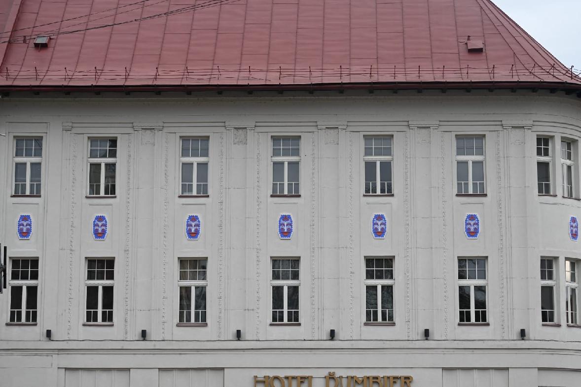 obr: Fasádu hotela Ďumbier už zdobia zrenovované medailóny v pôvodných farbách 