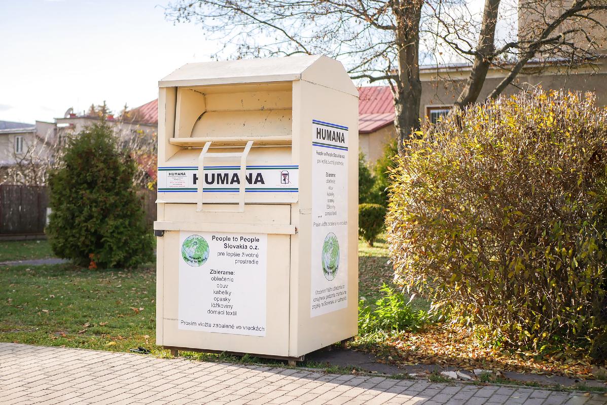 obr: Kvôli pár nedisciplinovaným občanom môže Brezno prísť o kontajnery na textil