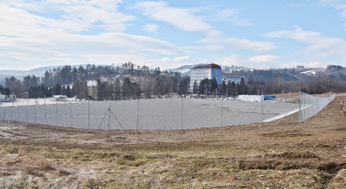 obr: Práce na výstavbe ihriska nad Kauflandom sú v plnom prúde