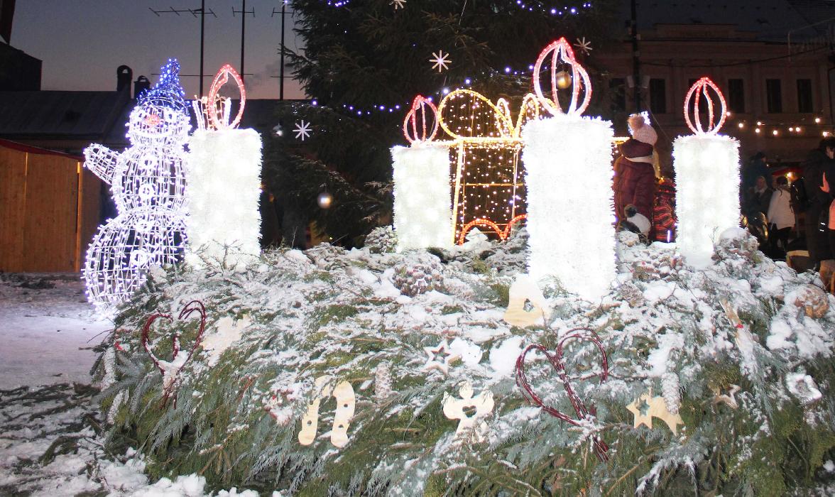 obr: Na námestí rozsvietili poslednú adventnú sviečku