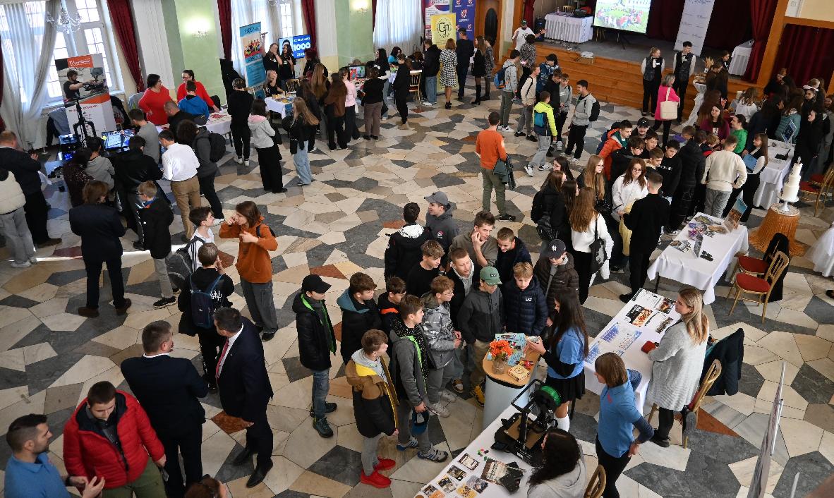 obr: Burza informácií každoročne pomáha žiakom uľahčiť výber strednej školy