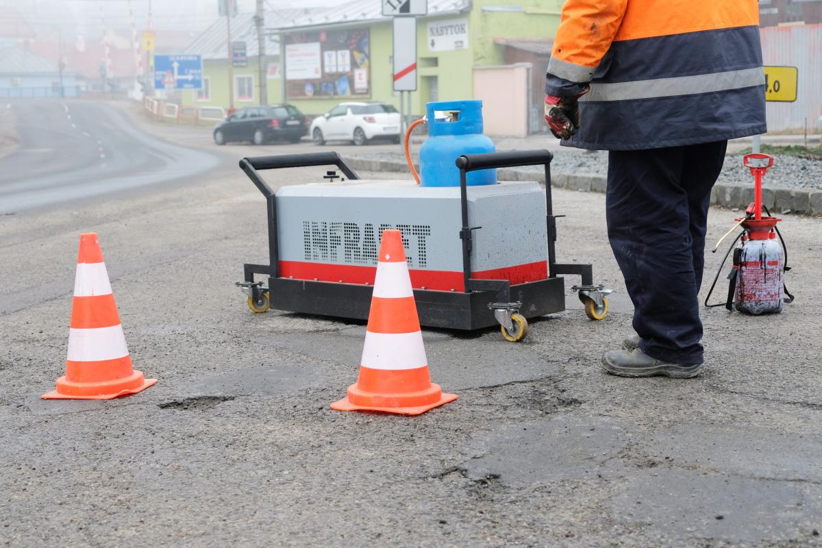 obr: Novinka v Brezne! Oprava výtlkov na cestách pomocou infražiariča